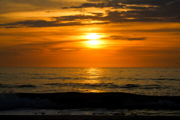 Fototapeta na wymiar ocean sunset dark