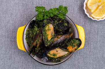 Mussels with green sauce