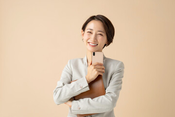 ビジネス・女性・ベージュバック