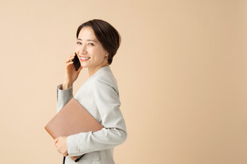 ビジネス・女性・ベージュバック