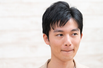 笑顔の若い男性