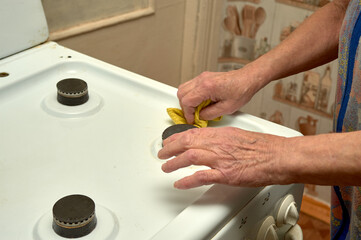 wet cleaning of the gas stove