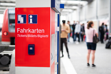 Fahrkartenautomat am Bahnhof, ein Ticket für eine Zugfahrt am Automaten kaufen  - obrazy, fototapety, plakaty