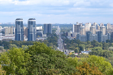 Obraz premium Top view of residential buildings and the Dnieper river in the city of Kyiv 