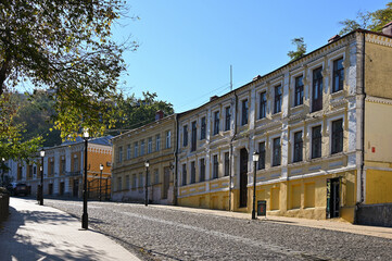 Fototapeta na wymiar Houses on Andreevsky Spusk in the old city center of Kyiv 