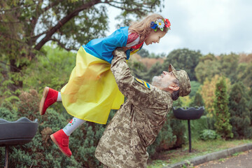 The Ukrainian military man picked up his little daughter.