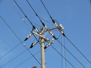高圧電線の分岐。
The cable branch for the high voltage network.
Japanese power supply system.