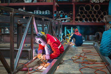 Obraz premium Welding male worker metal steel is part of beam structure