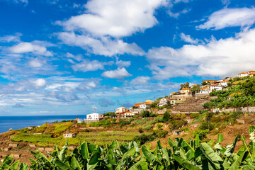 Unterwegs auf der Stadt Levadas von Funchal mit einen fantastischen Ausblick auf den Atlantik -...