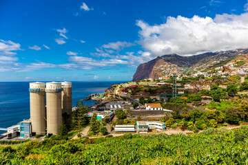 Unterwegs auf der Stadt Levadas von Funchal mit einen fantastischen Ausblick auf den Atlantik -...