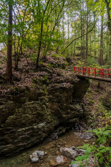 大岩に赤い橋が架かる風景橋／【黒山三滝】埼玉県入間郡越生町