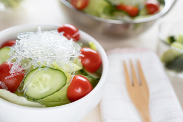 海藻麺を使った野菜サラダ