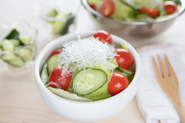海藻麺を使った野菜サラダ