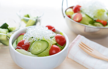 海藻麺を使った野菜サラダ