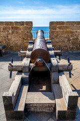 Alte Kanone zur Verteidigung der Stadt Alghero auf Sardinien