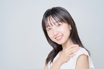 若い女性のポートレートと白背景