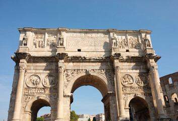 Fototapeta na wymiar A landscape view of the Arch of Constantine in sunny holidays, lots of tousists, summer vacation, Rome, Italy.
