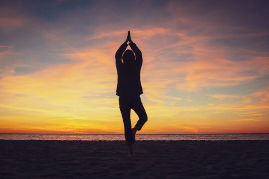 Yoga im Sonnenuntergang am Meer