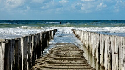 Fototapeta premium Wellenbrecher aus Holz am Nordseestrand