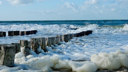 Wellenbrecher aus Holz am Nordseestrand