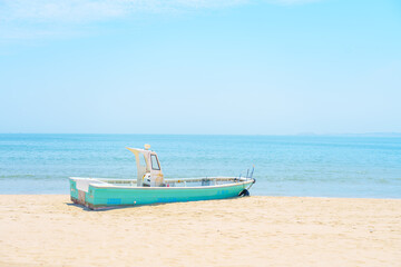 Obraz premium A ship aground on the beach
