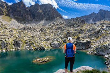 Sommerurlaub in den spanischen Pyrenäen: Wanderung bei den schillernden Bergseen von Gerber im...