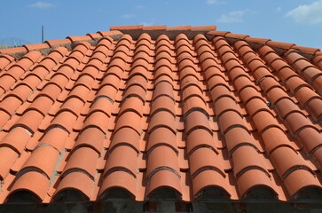 Toiture en tuiles romanes. (France)