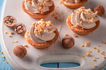 Sweet mini tartlets made of cream and walnuts.