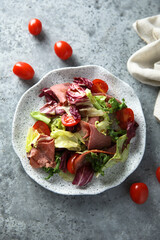Fresh leaf salad with tomatoes and beef