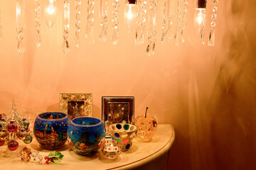 クリスマスのイメージ　テーブルに飾られたクリスマスツリーやジンジャークッキーにトナカイのガラスの雑貨