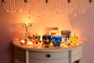 クリスマスのイメージ　テーブルに飾られたクリスマスツリーやジンジャークッキーにトナカイのガラスの雑貨