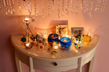 クリスマスのイメージ　テーブルに飾られたクリスマスツリーやジンジャークッキーにトナカイのガラスの雑貨