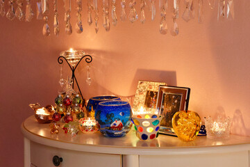 クリスマスのイメージ　テーブルに飾られたクリスマスツリーやジンジャークッキーにトナカイのガラスの雑貨