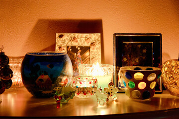 クリスマスのイメージ　テーブルに飾られたクリスマスツリーやジンジャークッキーにトナカイのガラスの雑貨