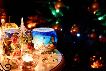 クリスマスのイメージ　テーブルに飾られたクリスマスツリーやジンジャークッキーにトナカイのガラスの雑貨