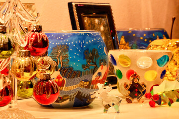 クリスマスのイメージ　テーブルに飾られたクリスマスツリーやジンジャークッキーにトナカイのガラスの雑貨