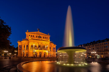 Opernplatz in Frankfurt an Main mit der Alten Oper und Lucae-Brunnen in der Dämmerung	