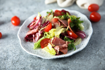 Fresh leaf salad with tomatoes and beef