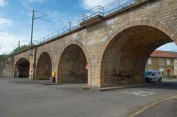 Vieux pont ferrovière , construction avec des arches en pierre de taille  