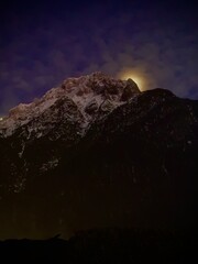 Mondaufgang im Gebirge