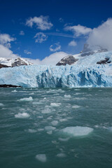 Scie di ghiaccio sciolto sull'acqua. Ghiacciaio Spegazzini, Parco nazionale Los Glaciares, Calafate, Patagonia, Argentina.