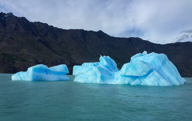 Tre icebergs. Parco nazionale Los Glaciares, Calafate, Patagonia, Argentina.