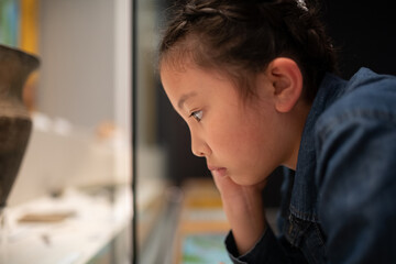 何かを真剣に見つめる子供