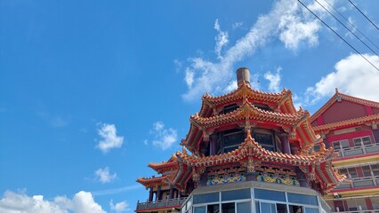 Naklejka premium religious oriental sculpture on the roof of Taiwan temple with blue sky design for holy and belief concept