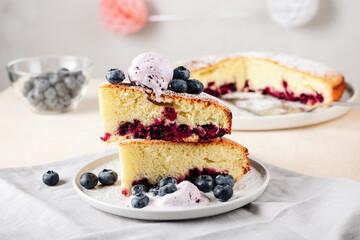 Blueberry sponge cake with  ice cream.