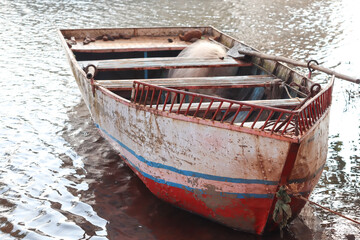 Obraz premium old wooden boat for tourist and transport at tapola backwater of koyna river