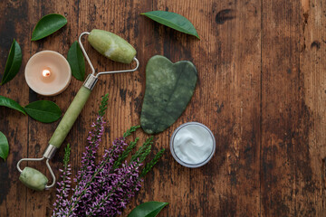 Skin roller jade with herbs