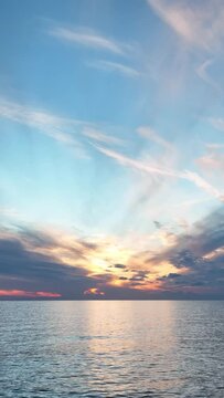 Vertıcal vıdeo Fairy tale sunsets over the sea