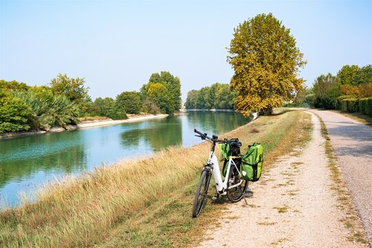 Fahrradtour auf dem gut ausgebauten, herbstlichen Etsch Radweg vom Reschenpass bis nach Verona