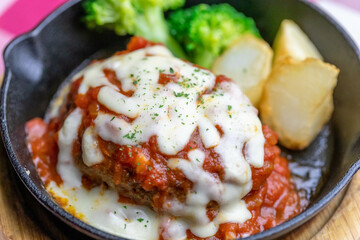 イタリアンハンバーグのチーズかけ